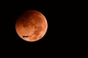 La Luna en el inicio de la fase penumbral durante el eclipse lunar parcial sobre la ciudad costera israelí de Netanya el 28 de agosto de 2026 (Jack Guez/AFP)