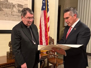 El dirigente del PRI intercambia