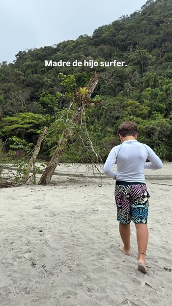 Jimena capturó a su hijo, de espaldas, mientras caminaba por la playa