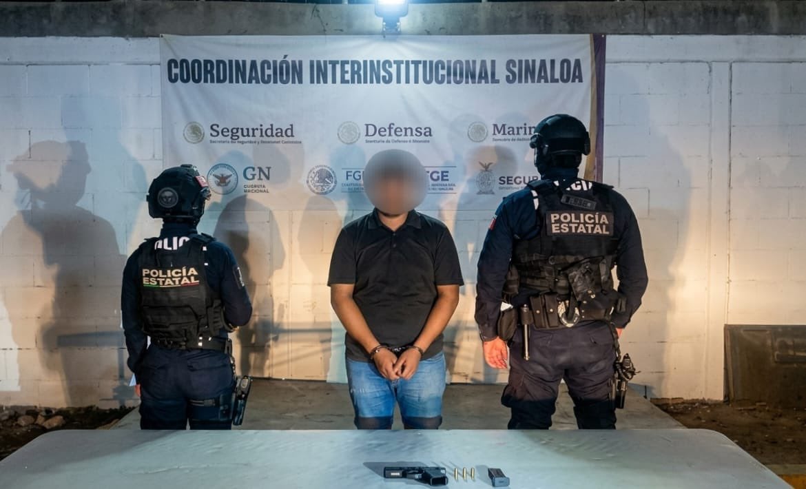 Luego de revisar al sospechoso, policías estatales localizaron una pistola calibre 9 milímetros con un cargador abastecido con tres cartuchos útiles. (Crédito: X | @sspsinaloa1 )