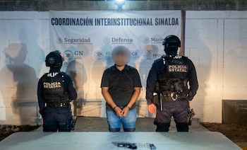 Luego de revisar al sospechoso, policías estatales localizaron una pistola calibre 9 milímetros con un cargador abastecido con tres cartuchos útiles. (Crédito: X | @sspsinaloa1 )