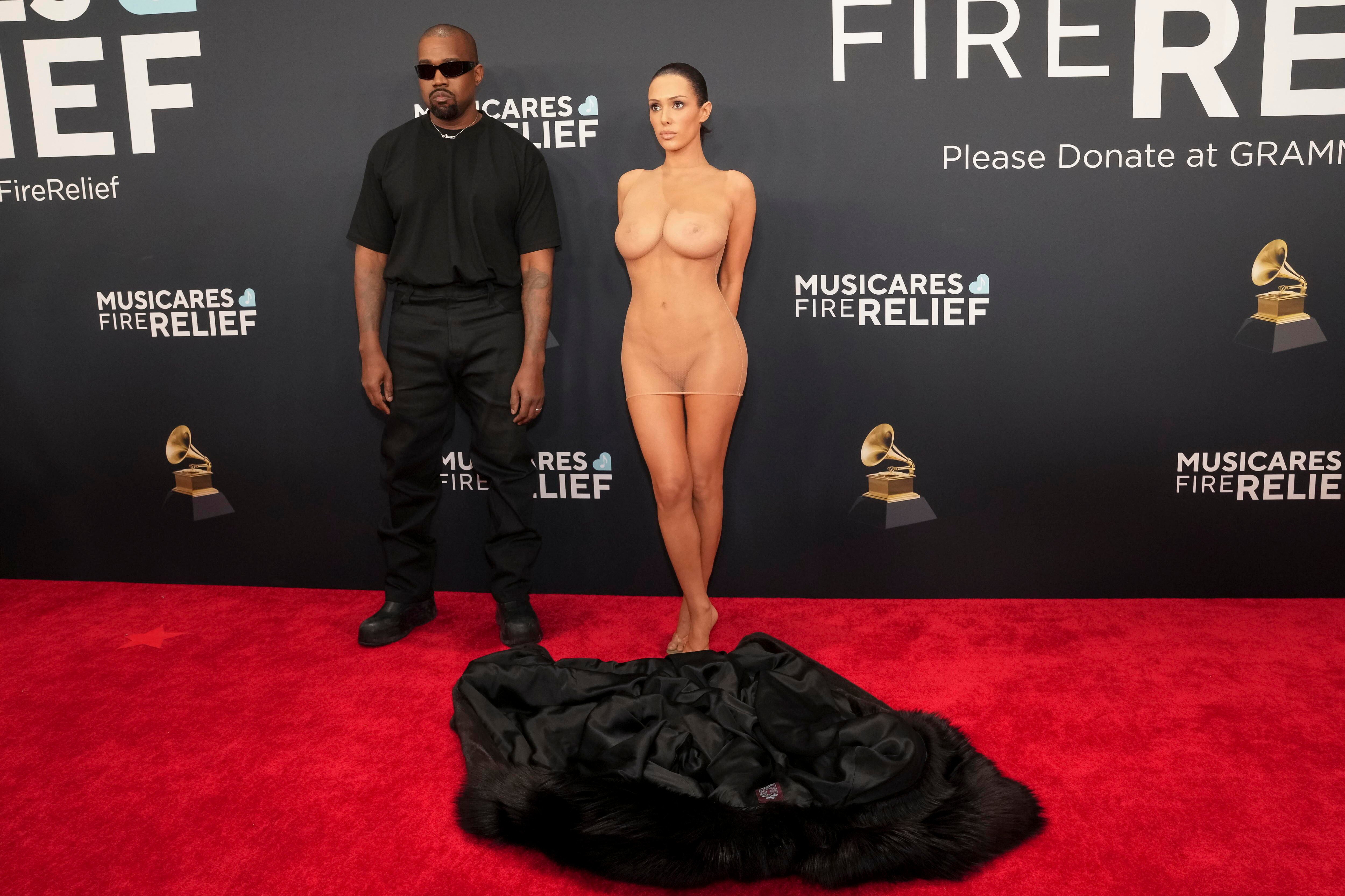 Kayne West supuestamente obligó a Bianca Censori a posar desnuda en los Premios Grammy 2025. (EFE/ALLISON CENA)