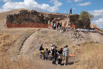 Voluntarios durante labores de excavación en el Castillo de Uceda en Guadalajara (Arqueología UAH)