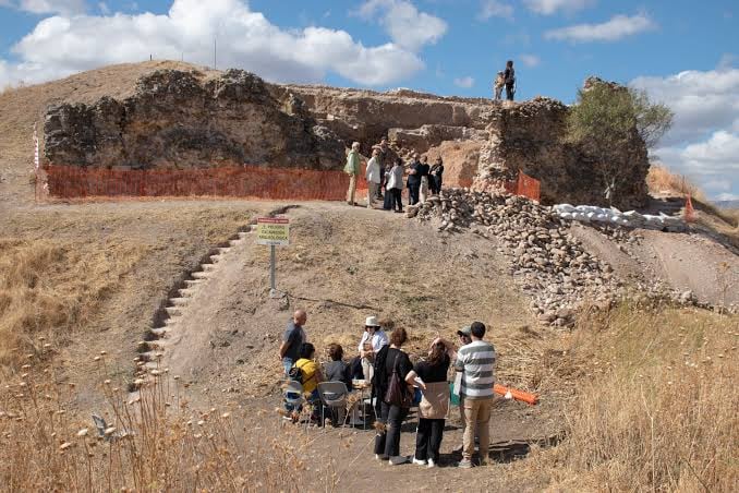 Voluntarios durante labores de excavación en el Castillo de Uceda en Guadalajara (Arqueología UAH)