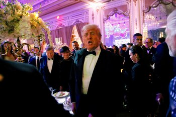 El expresidente Donald Trump despidió el 2022 con una gran fiesta en Mar-a-Lago. (REUTERS/Marco Bello)