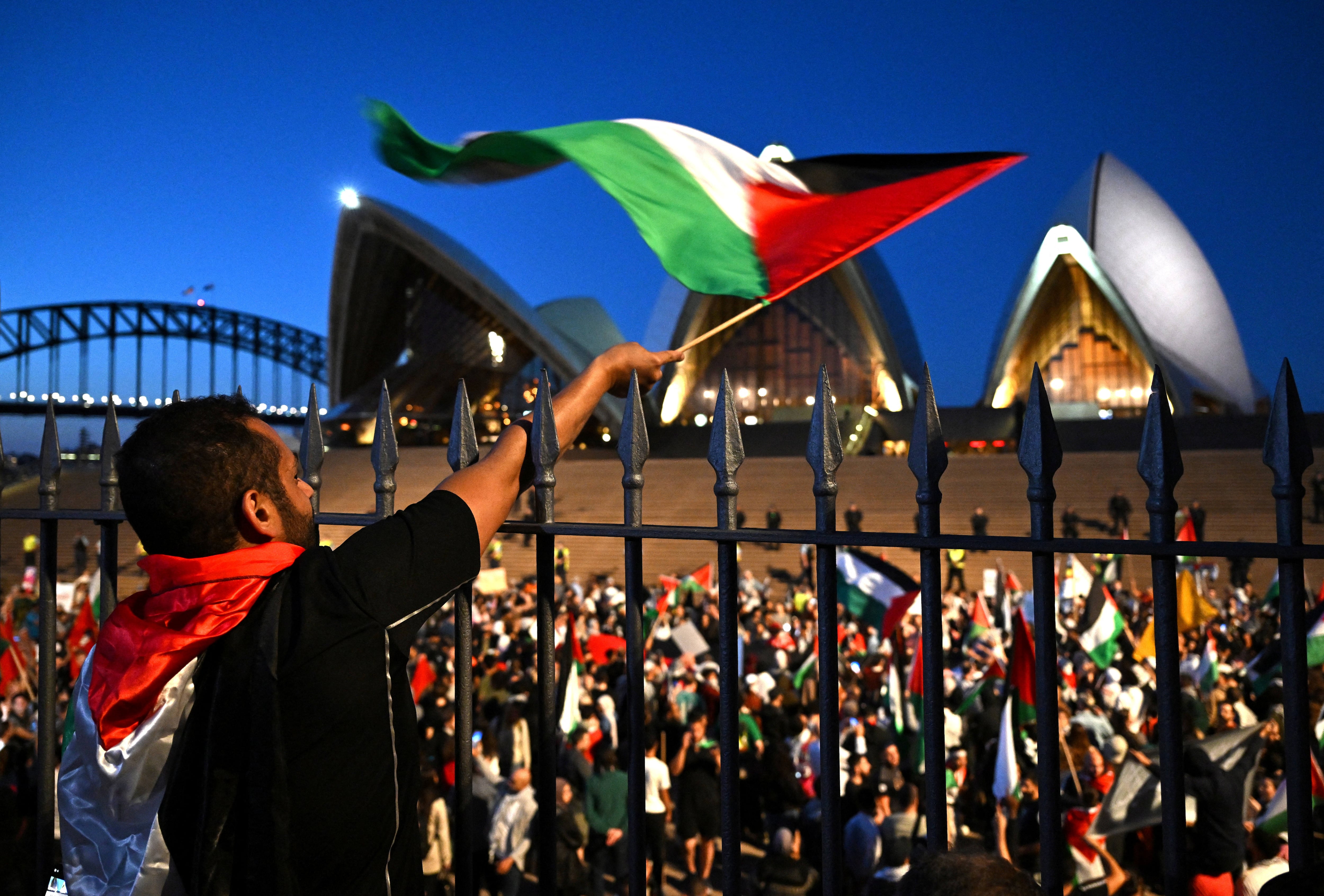 Un manifestante ondea una bandera durante una manifestación a favor de Palestina cerca de la Ópera de Sídney, en Sídney, Australia, el 9 de octubre de 2023. (AAP/Dean Lewins/vía REUTERS)