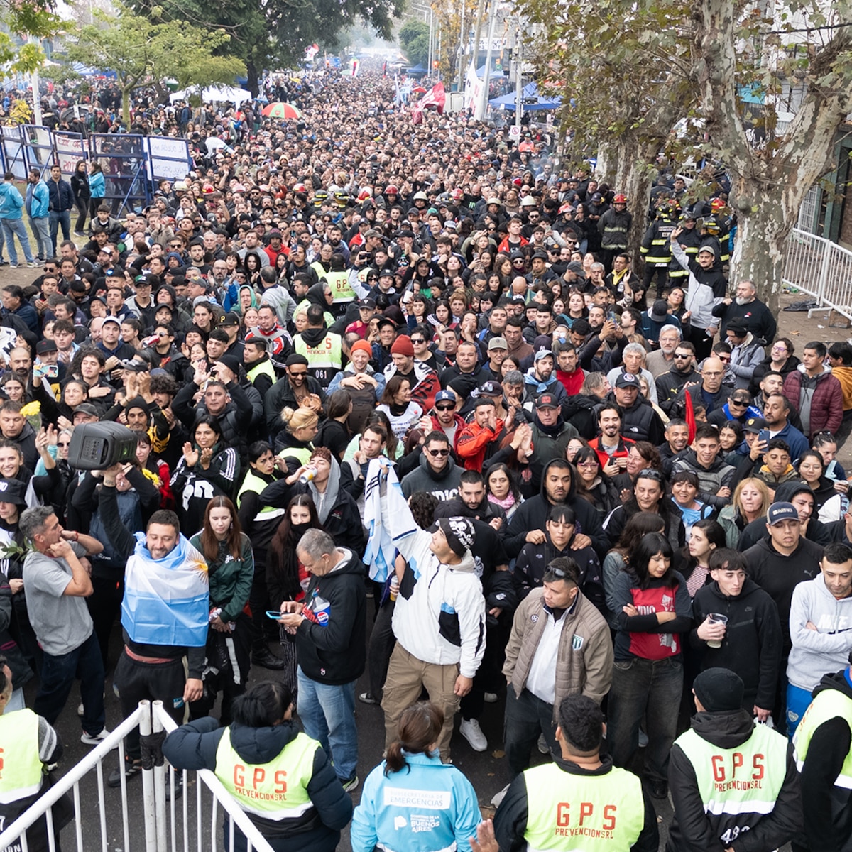 El adiós a una leyenda: una movilización histórica que llegó a tener 8 kilómetros de fila despide al Indio Solari - Infobae