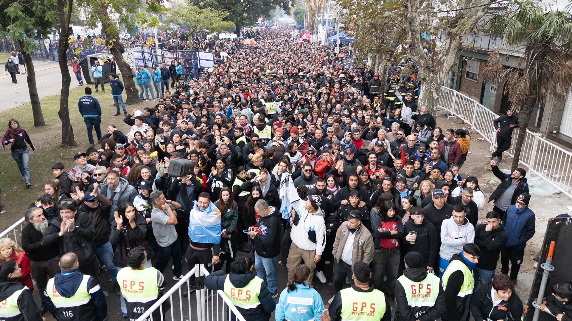 El velorio del Indio Solarireunió a una multitud que formó una fila desde Villa Domínico hasta Sarandí. Foto: Jaime Olivos