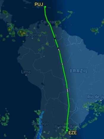 Mapa de Sudamérica con contornos de países y ciudades capitales. Una línea verde marca una ruta de vuelo entre los puntos PUJ y EZE
