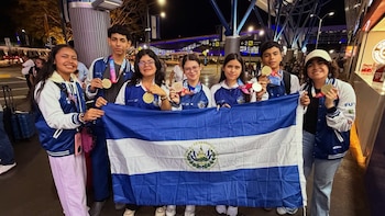 “Una victoria por dos puntos”: Así conquistaron cinco jóvenes salvadoreños el primer oro de robótica en Corea del Sur