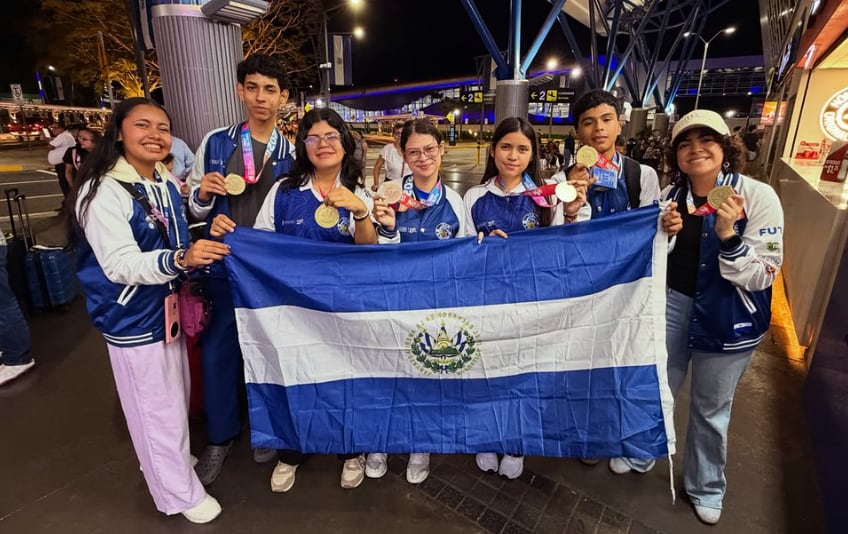 “Una victoria por dos puntos”: Así conquistaron cinco jóvenes salvadoreños el primer oro de robótica en Corea del Sur