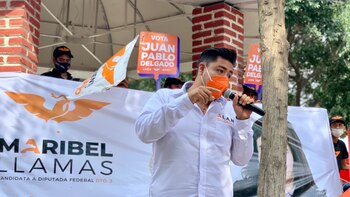 Con pintura roja sobre una