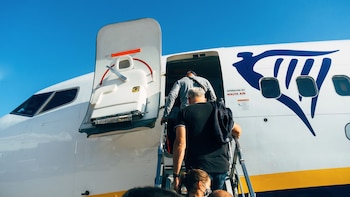 Los pasajeros suben a un avión de Ryanair (Canva)