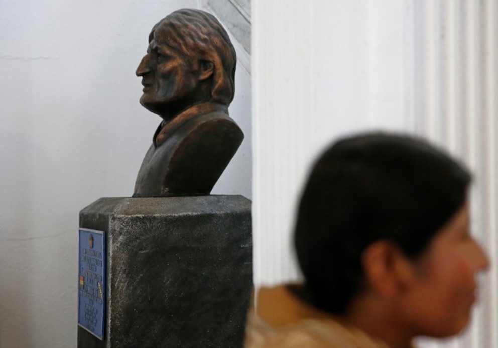 El Senado de Bolivia ordenó retirar el busto de Evo Morales del Palacio Legislativo y prohibió su reinstalación El Senado de Bolivia ordenó retirar el busto de Evo Morales del Palacio Legislativo y prohibió su reinstalación