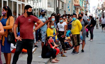 Grupos de personas con tapabocas