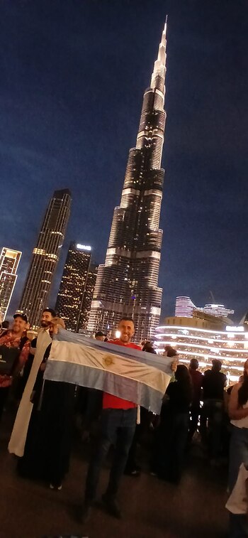 Lucas posa con la bandera