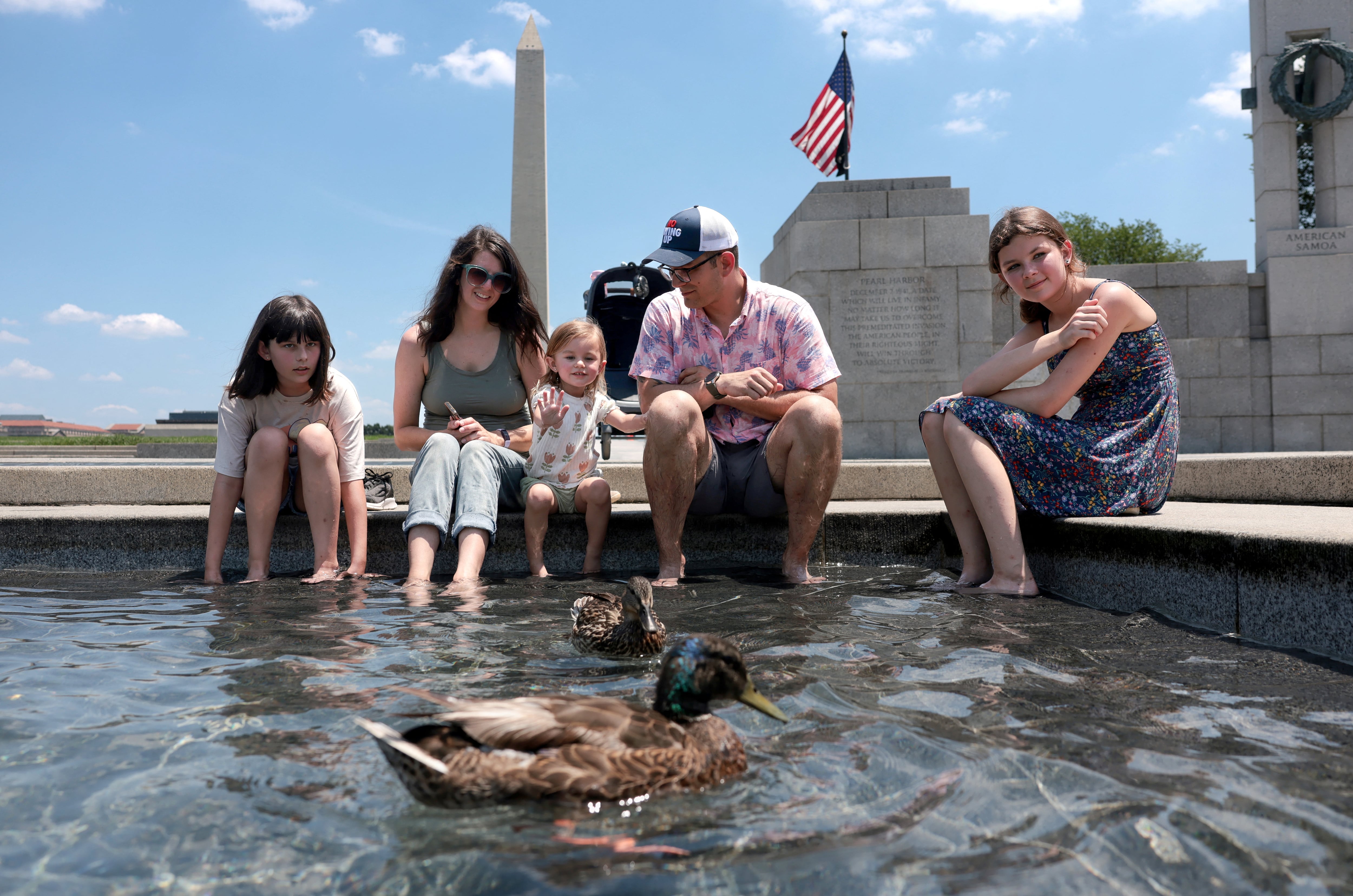 Las temperaturas récord y la ola de calor en Estados Unidos volvieron los viajes por carretera un riesgo sanitario por golpes de calor, deshidratación y fallas mecánicas (REUTERS/Evelyn Hockstein)