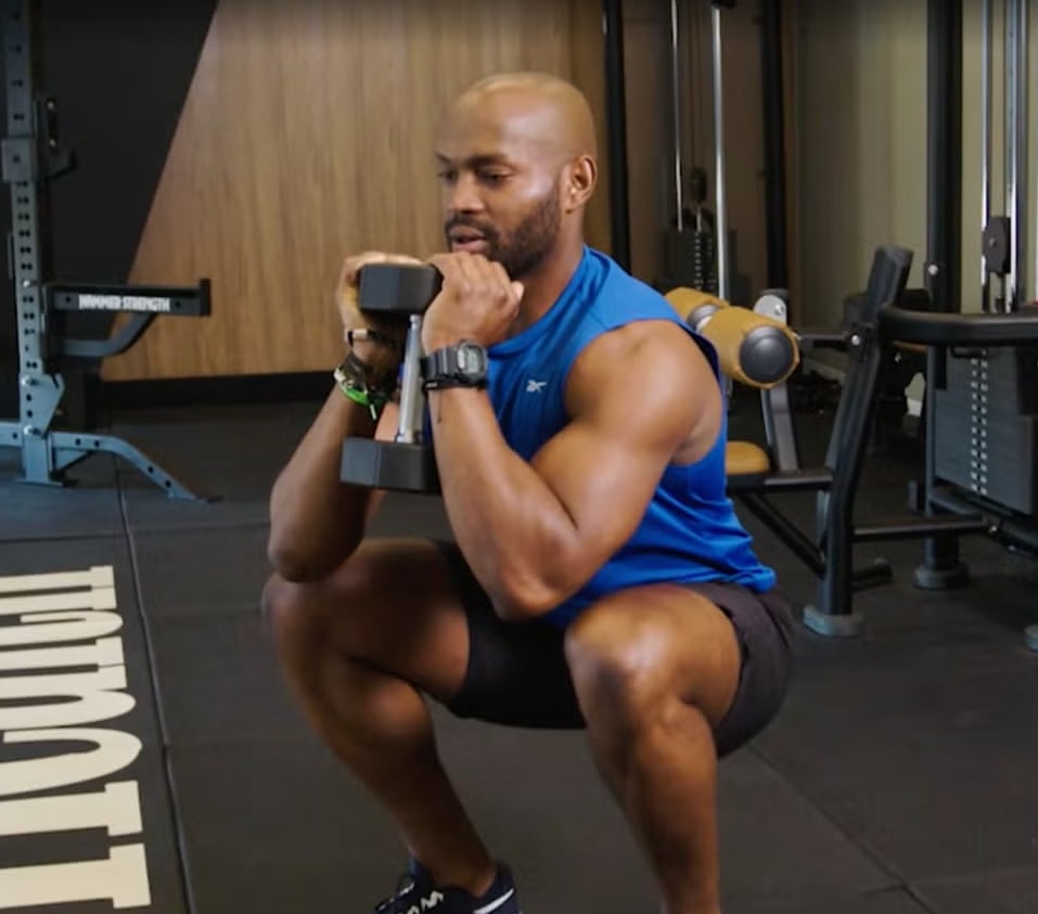 Dominar este movimiento ayuda a construir una base sólida, favoreciendo la estabilidad y la postura tanto dentro como fuera del gimnasio (Men´s Health)