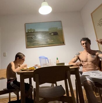 Esteban Lamothe junto a Luis,