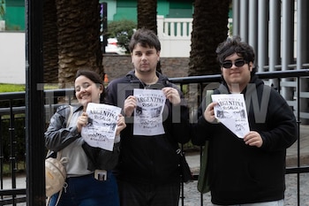 Los fans argentinos aguardaron por Rosalía en la puerta del hotel
