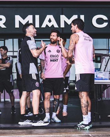 Kily González dialoga con Messi y De Paul en su primer día de entrenamiento como DT del Inter Miami (@InterMiamiCF)