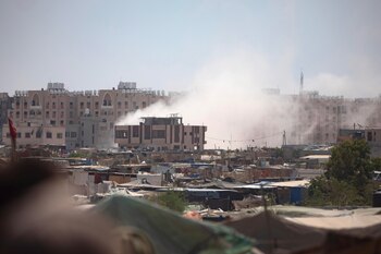 Una columna de humo se