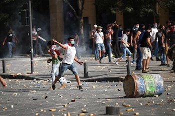 Un manifestante lanza piedras (REUTERS/Hannah McKay)