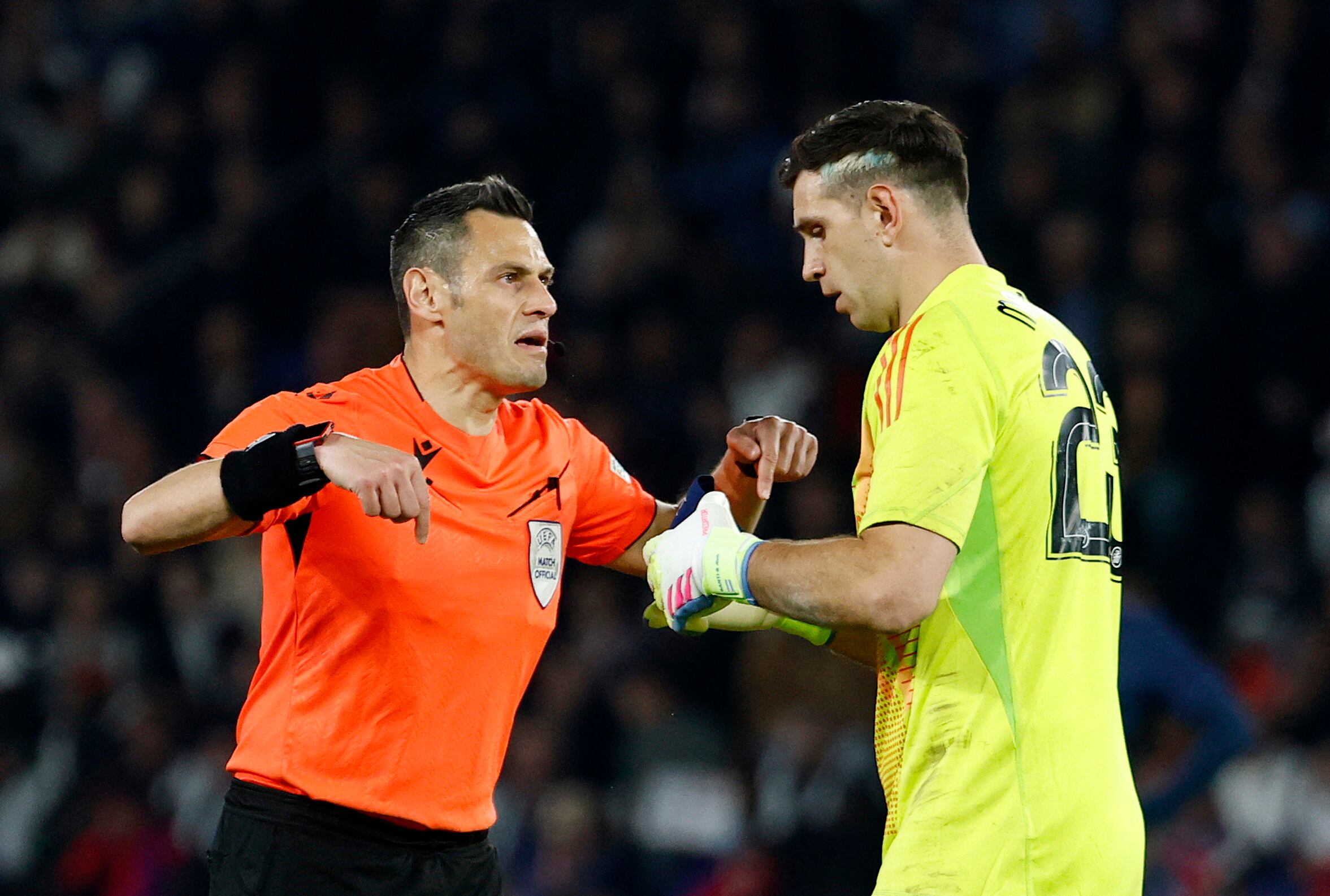 Mariani y Dubi Martínez en un choque entre PSG y Aston Villa por la Champions League (Foto REUTERS/Stephanie Lecocq)