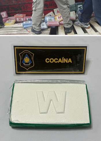 Pila de ladrillos de droga de colores con letra W, dos pares de piernas, cuchillo. Primer plano de un ladrillo blanco con letra W y cartel de identificación policial