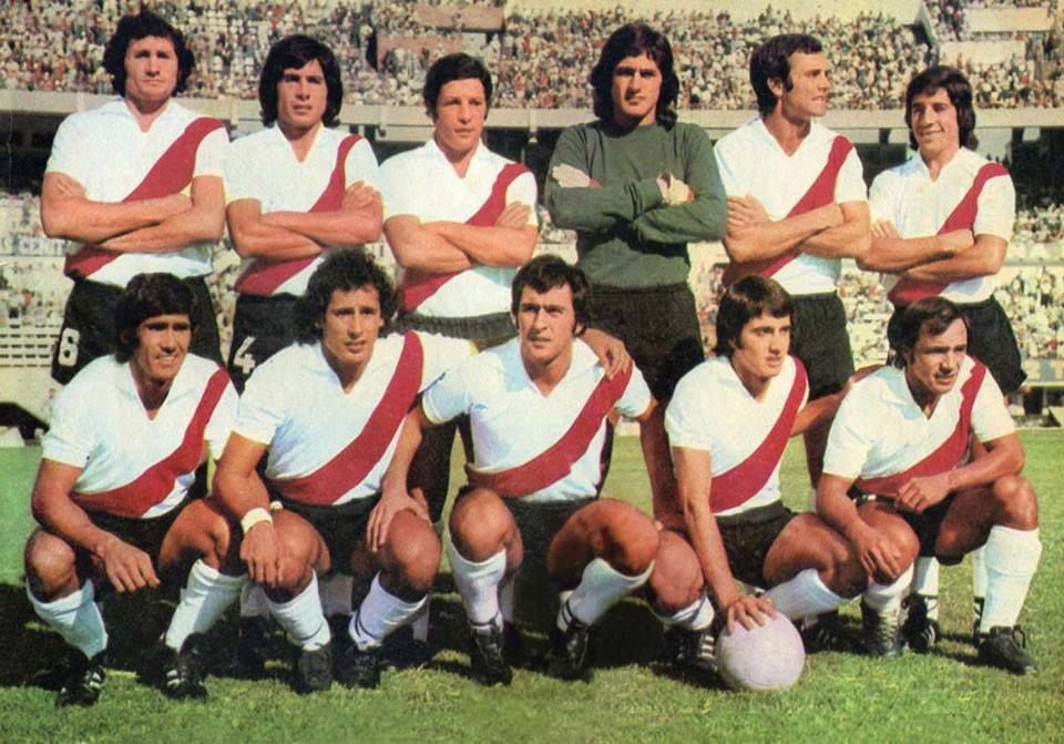 El equipo del debut ante Estudiantes. Parados: Héctor Ártico, Pablo Comelles, Miguel Raimondo, Ubaldo Fillol, Roberto Perfuno, Héctor López. Agachados: Pedro González, Juan José López, Carlos Morete, Norberto Alonso y Oscar Mas