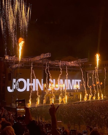 El DJ estadounidense John Summit anunció que donará la totalidad de las utilidades de su concierto en Bogotá a las víctimas del terremoto del 10 de agosto - crédito cortesía Breakfast Live