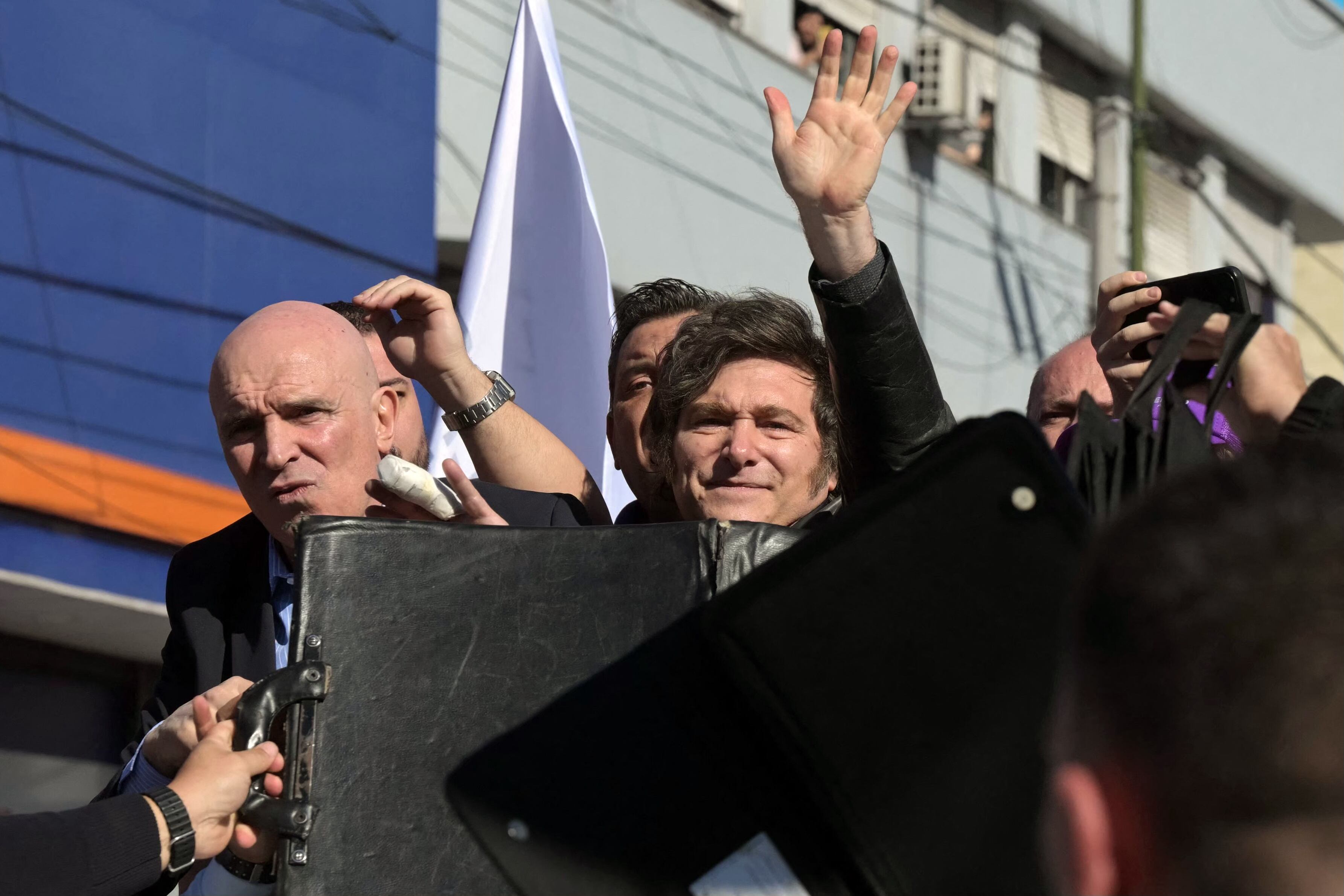El presidente Javier Milei en la caravana en Lomas de Zamora (Foto: Juan Mabromata / AFP)
