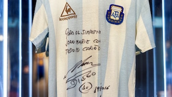 Se subastará una de las camisetas que usó Maradona en el Mundial 1986