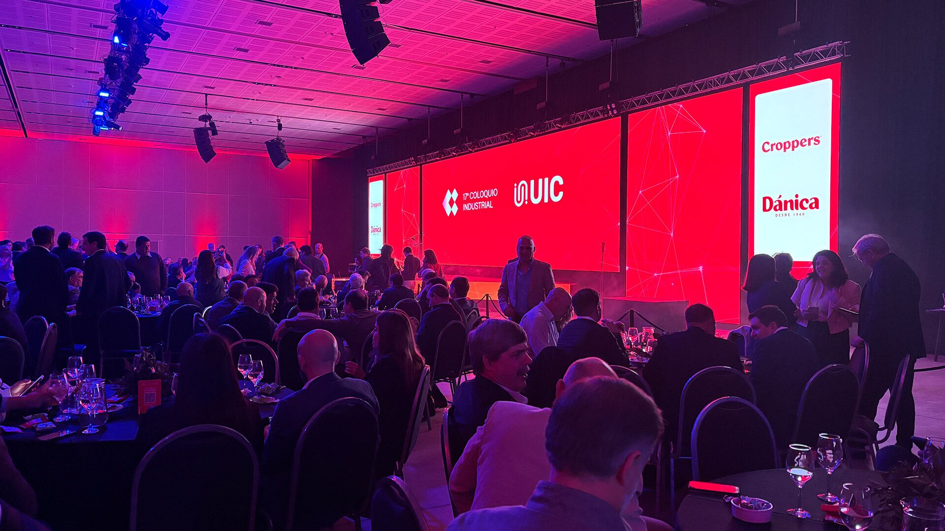 El coloquio reunió a más de 900 participantes que discutieron los desafíos productivos del país