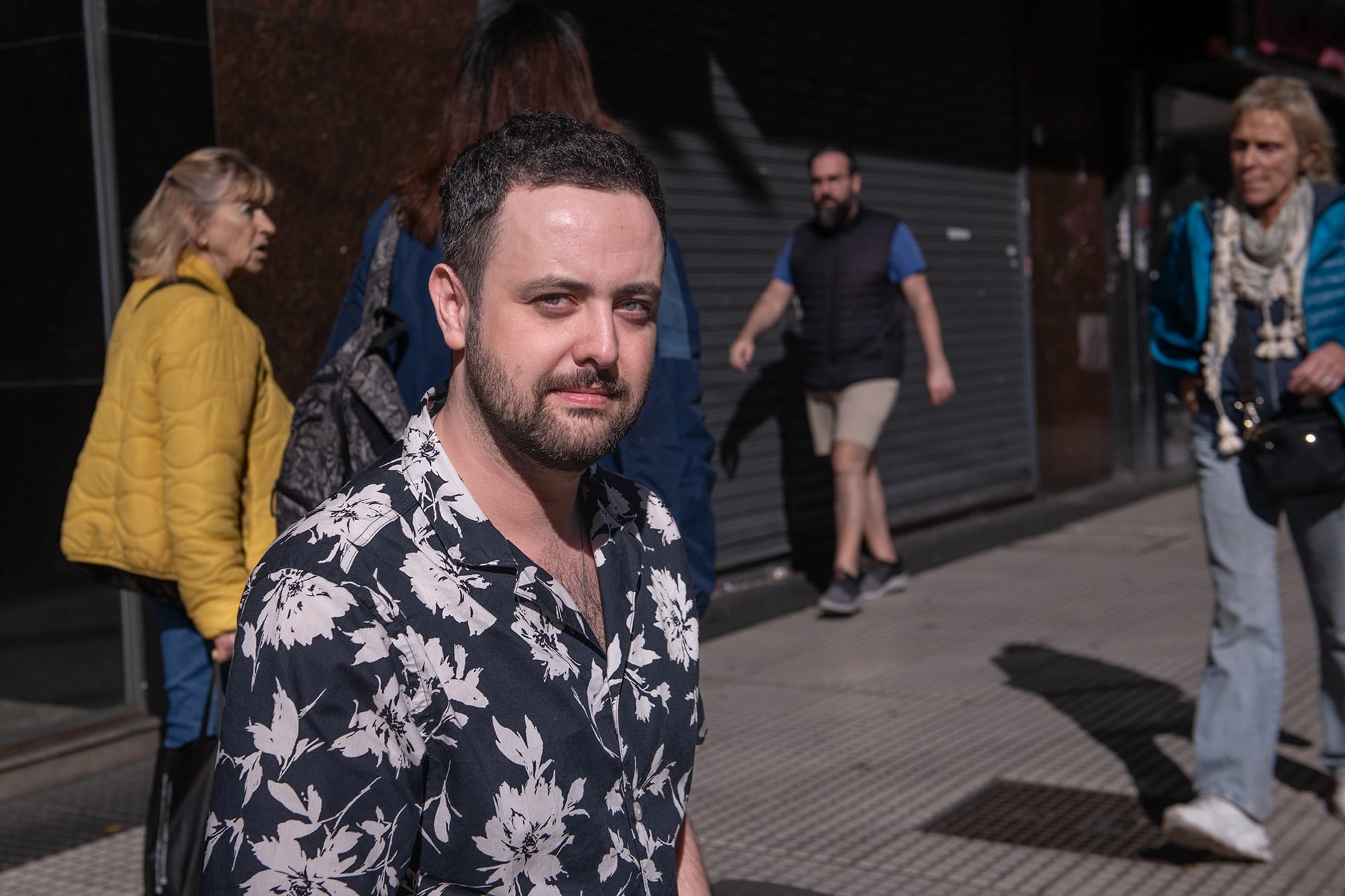 El cineasta ucraniano en la avenida Callao. Llegó a Buenos Aires para presentar en el BAFICI