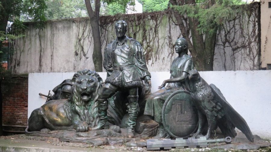 Monumento al mestizaje (alcaldía Coyoacán), que muestra a Hernán Cortés y la Malinche. Ha sido objeto de polémica y removido en varias ocasiones. Ente ellos dos, estaba la estatua de Martín Cortés, el hijo que tuvieron. Fue robada y no ha sido recuperada