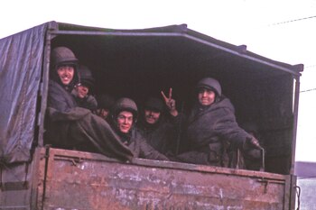 Un camión trasladando a tropas