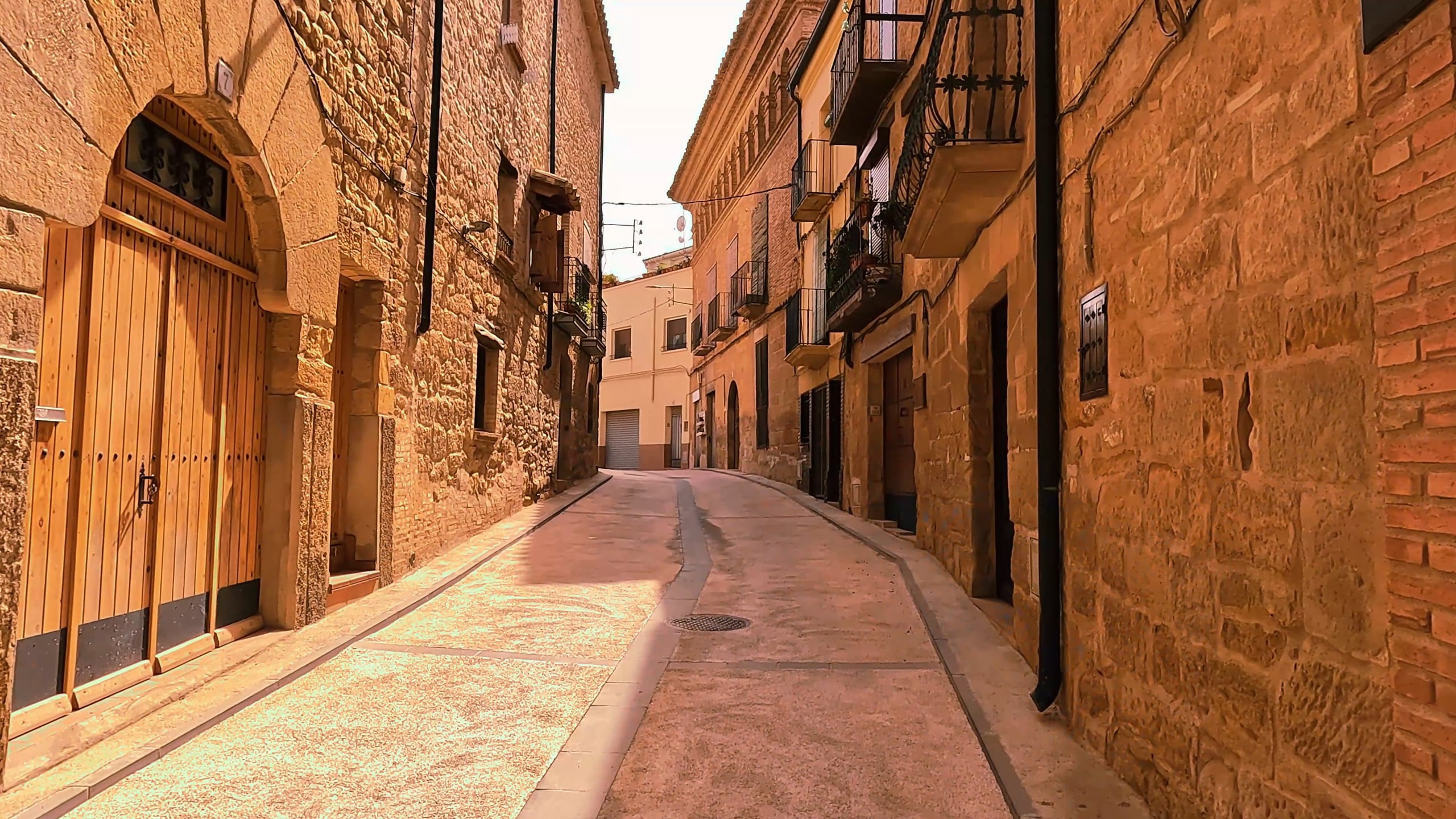 La villa aragonesa está atravesada por el meridiano de Greenwich, lo que hace que haya dos momentos al año en los que el túnel del Equinocio se ilumine de cabo a rabo, y uno de ellos es septiembre. (Turismo de Aragón)