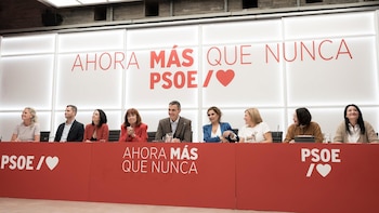 El PSOE pide a Feijóo desautorizar a Abascal y Ayuso al cuestionar el voto por correo: "Es antidemocrático"