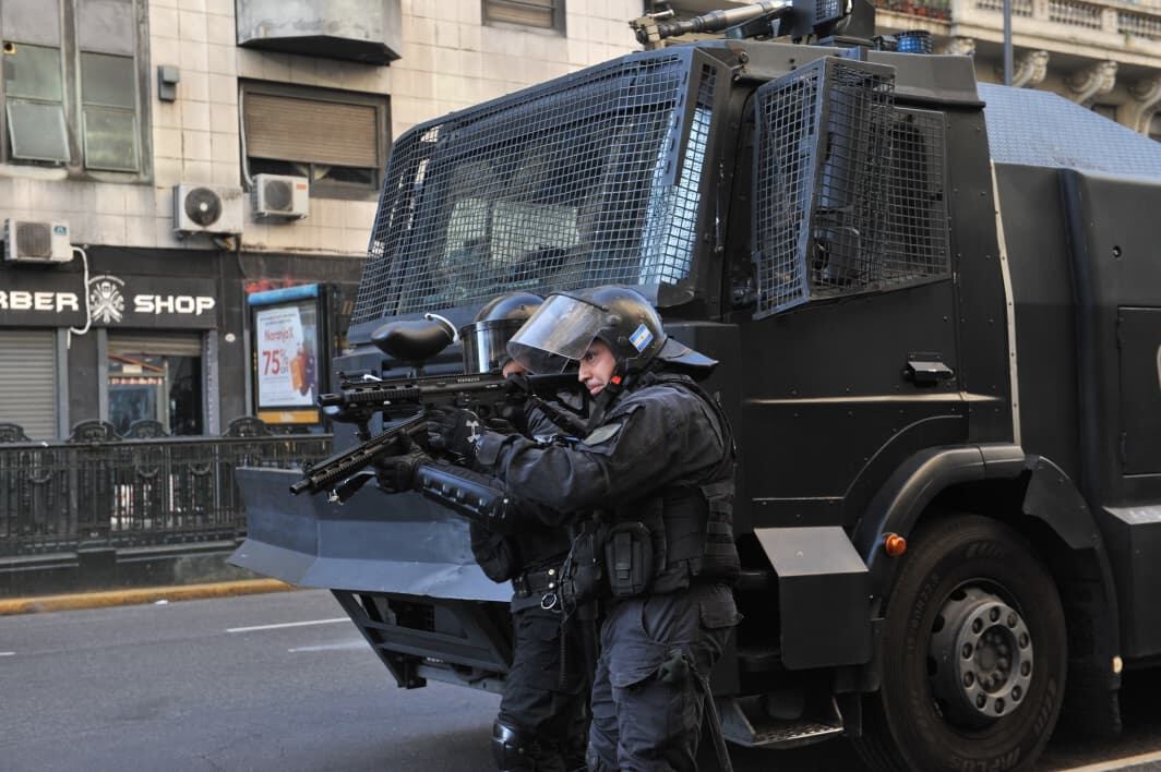 Los efectivos de la Policía de la Ciudad participan de un fuerte operativo (Jaime Olivos)