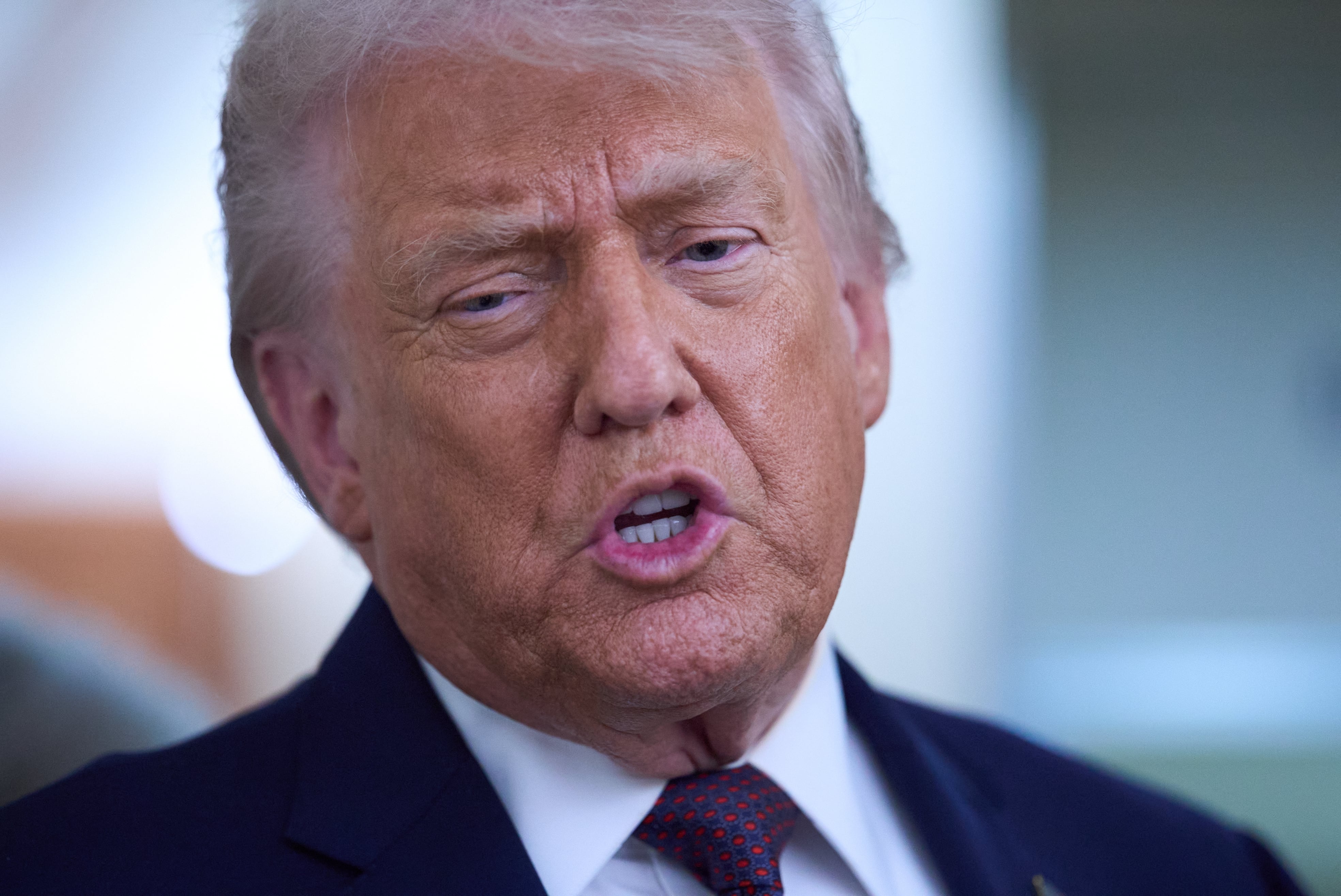 El presidente Donald Trump a bordo del avión presidencial después de asistir al Foro Económico Mundial, el jueves 22 de enero de 2026, en su vuelo de regreso a Washington desde Davos, Suiza (AP Foto/Evan Vucci)