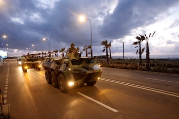 Oficiales del ejército patrullan el paseo marítimo de Ain Diab en Casablanca, Marruecos, el 24 de marzo de 2020
REUTERS/Youssef Boudlal