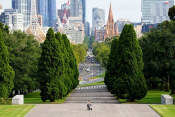 Una persona camina con niños