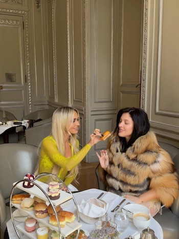 El servicio del hotel de Recoleta incluyó pastelería francesa, scones y sándwiches presentados en vajilla de porcelana