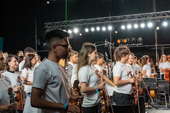 Desde 1998, 8500 niñas, niños,