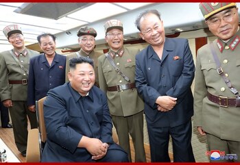Kim Jong-un con su cúpula
