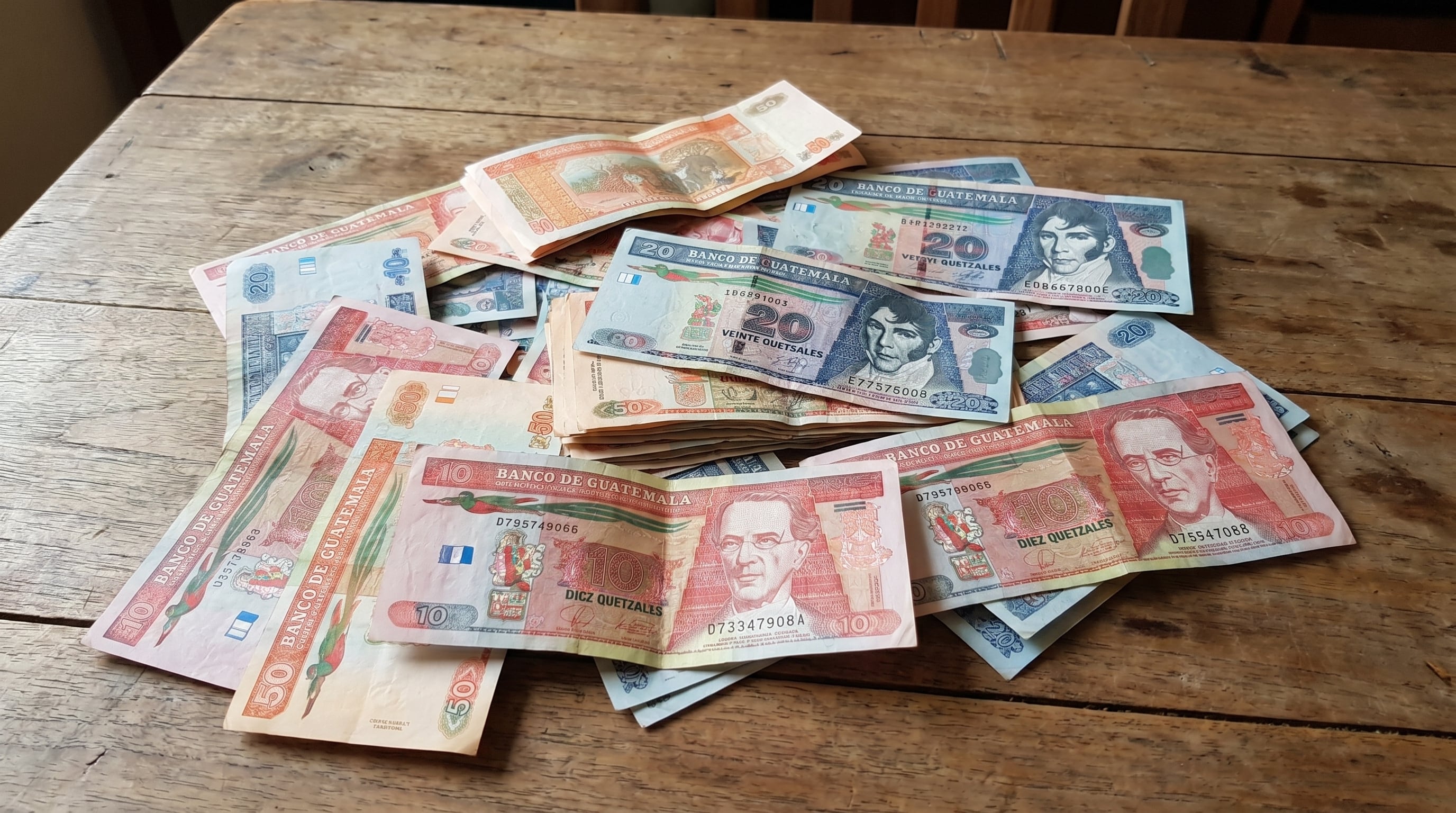 La detección de piezas ilegítimas, centrada especialmente en denominaciones de Q100, continúa siendo mínima respecto a la circulación monetaria total y contrasta fuertemente con cifras de periodos previos. (Imagen Infobae)