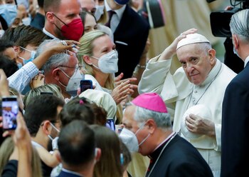 El papa saludó a los