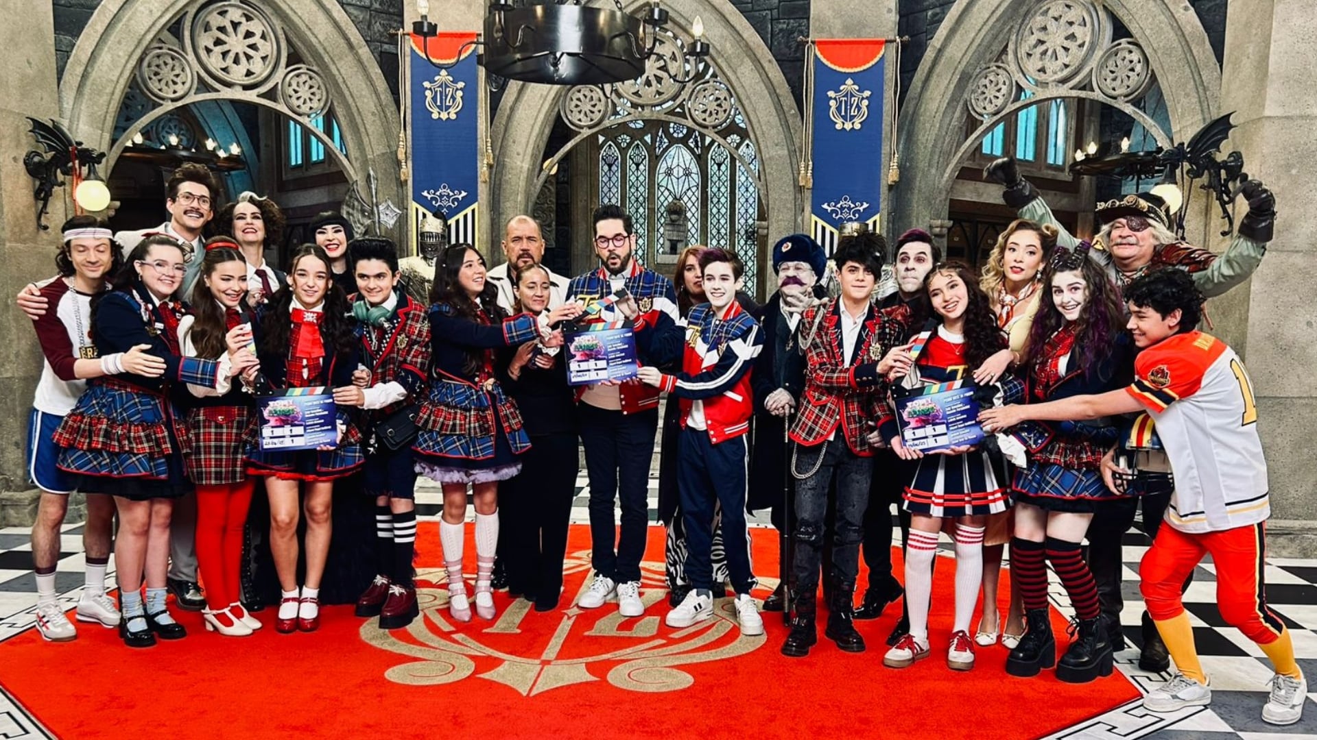 Producción y elenco dieron pizarrazo de inicio de grabaciones de esta nueva serie.- Foto: Televisa