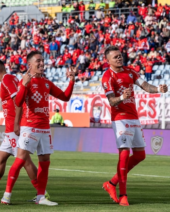Carlos Garcés celebró con Neri Bandiera la apertura del marcador ante Los Chankas.